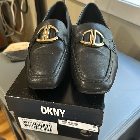 DKNY FERN LOAFERS - Picture 2 of 5